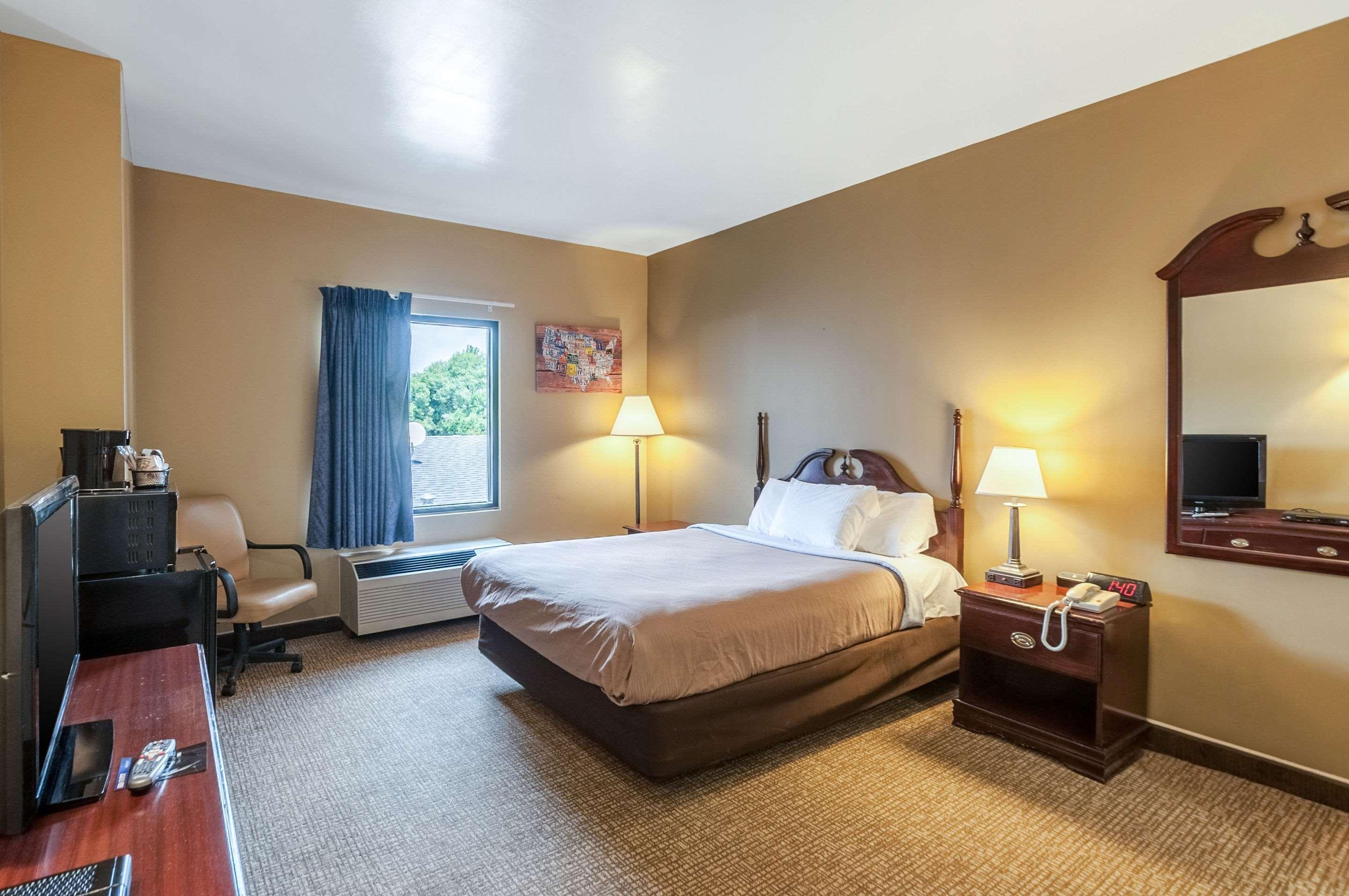 Econo Lodge Inn & Suites Middletown Exterior photo